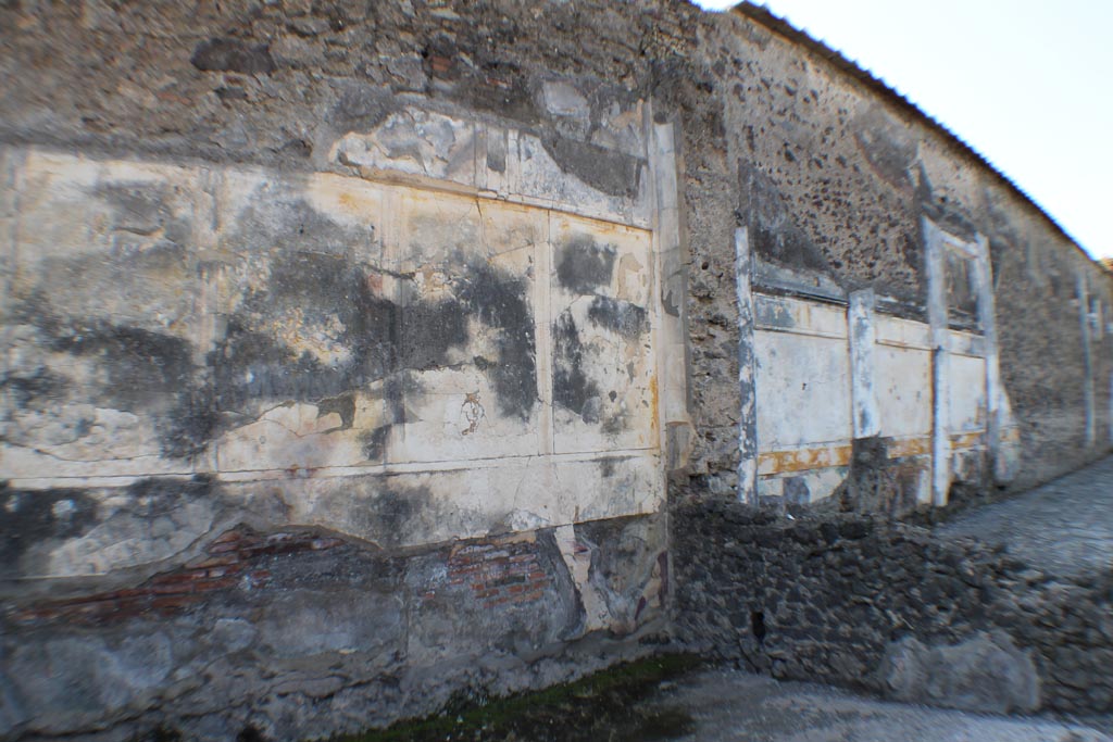 VI.12.2 Pompeii. March 2014. 
Looking towards west wall in north-west corner of triclinium/dining room 35 on west side of tablinum, on the left. 
On the right is the west wall in the south-west corner of the middle peristyle/garden.
Foto Annette Haug, ERC Grant 681269 DÉCOR.
