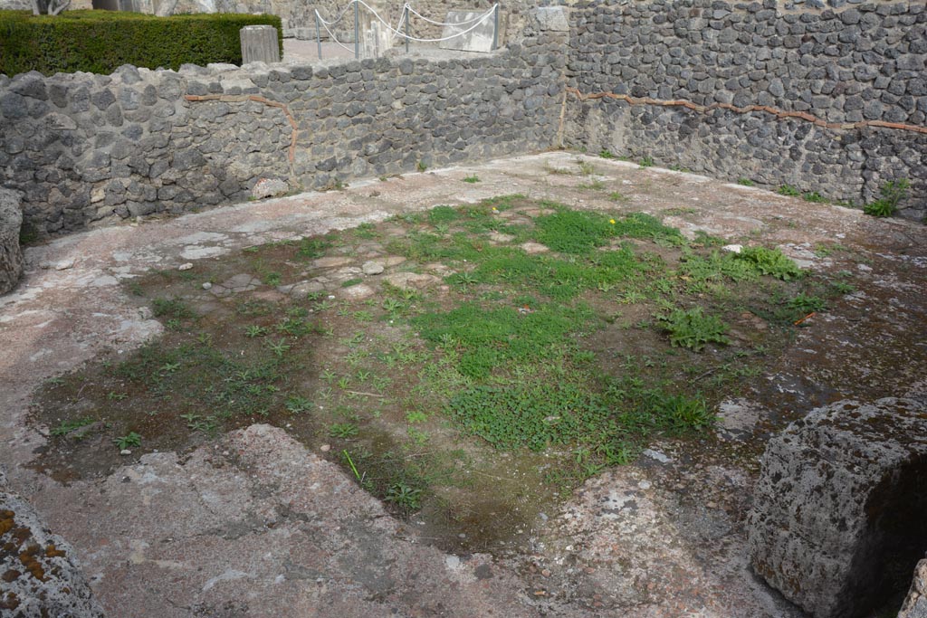 VI.12.2 Pompeii. November 2017. Triclinium 34, looking north-east across flooring, with site of emblema.
Foto Annette Haug, ERC Grant 681269 DÉCOR.

