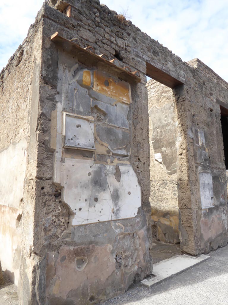 VI.12.2 Pompeii. September 2015. 
Doorway to room 5 on left, with pilaster of west wall of atrium towards room 31, centre right.
Foto Annette Haug, ERC Grant 681269 DÉCOR.

