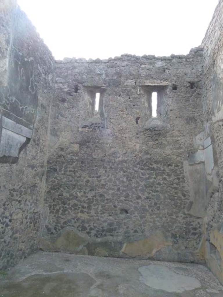 VI.12.2 Pompeii. September 2015. 
West wall of second room on west side of atrium with two windows onto Vicolo del Fauno.
