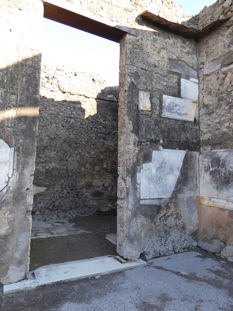 VI.12.2 Pompeii. January 2017. Room 28, in south-east corner of atrium. Looking east.
Foto Annette Haug, ERC Grant 681269 DÉCOR.

