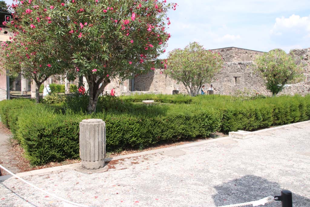 VI.12.2 Pompeii. September 2021. Looking north-east across middle peristyle. Photo courtesy of Klaus Heese.