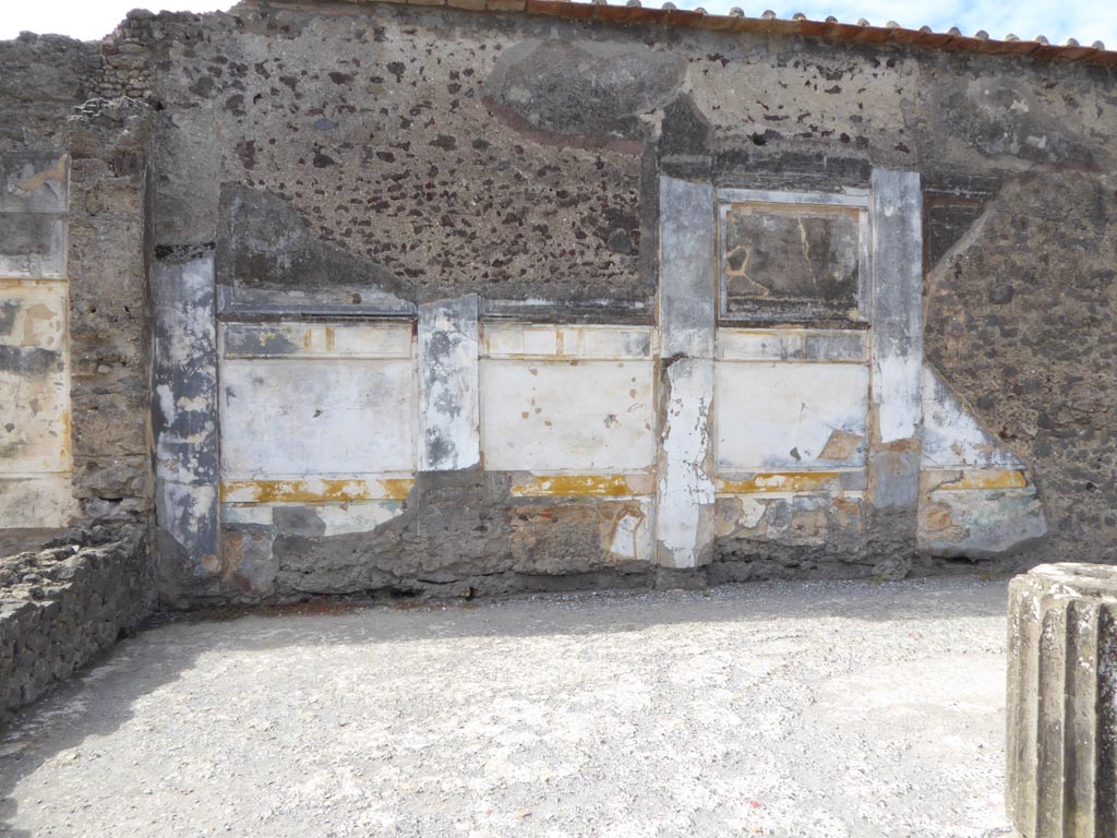 VI.12.2 Pompeii. September 2015. West wall in south-west corner of Middle Peristyle.
Foto Annette Haug, ERC Grant 681269 DÉCOR.
