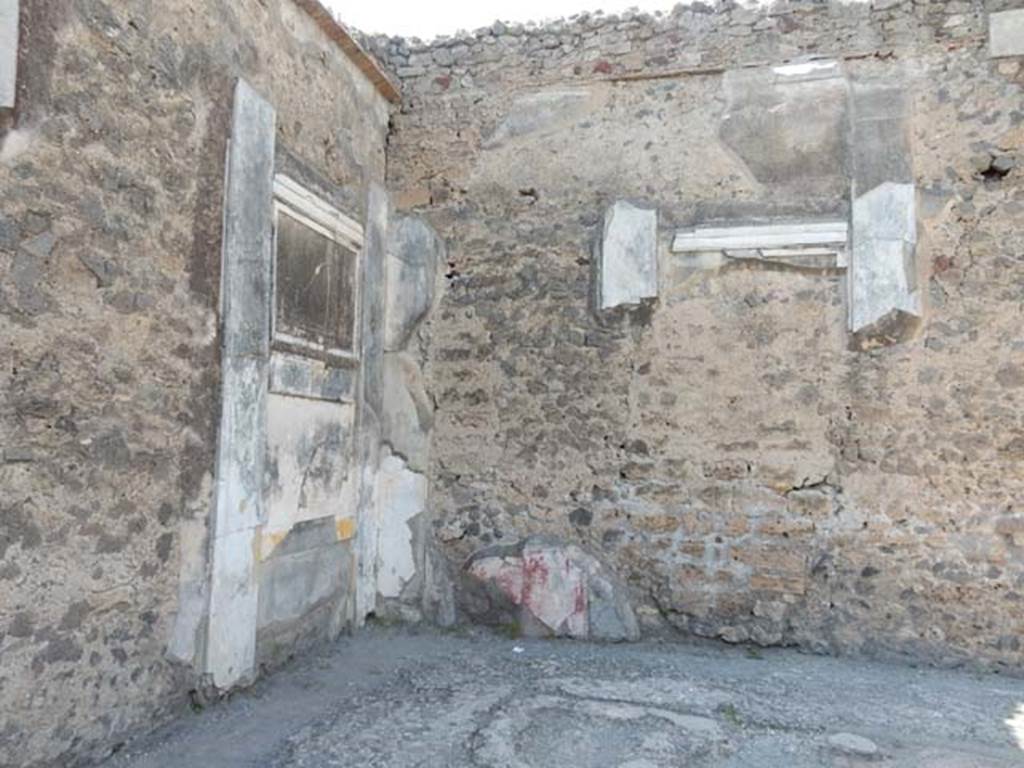 VI.12.2 Pompeii. May 2015. North-west corner of middle peristyle garden area.
Photo courtesy of Buzz Ferebee.

