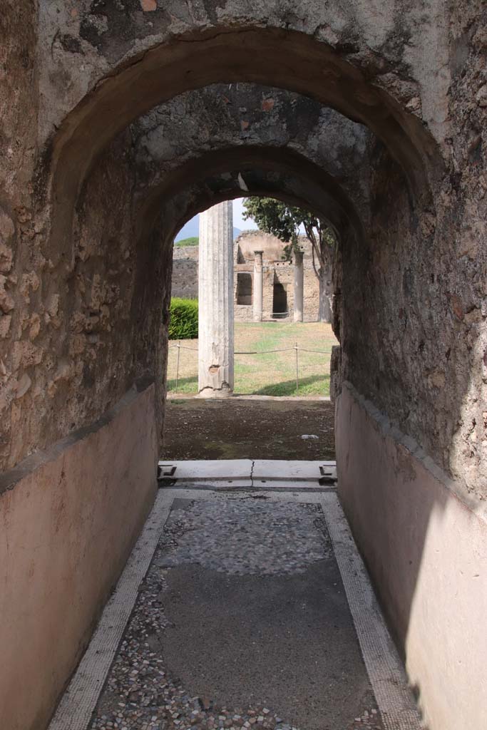 VI.12.2 Pompeii. September 2021. 
Corridor leading north to rear peristyle. Photo courtesy of Klaus Heese.  
