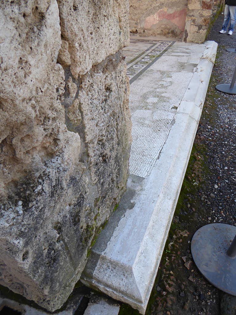 VI.12.2 Pompeii. January 2017. Looking west along doorway on north side of oecus/triclinium.
Foto Annette Haug, ERC Grant 681269 DÉCOR.

