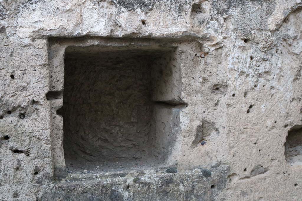 VI.12.4 Pompeii. December 2018. Looking towards west (right) side of rectangular niche. Photo courtesy of Aude Durand.