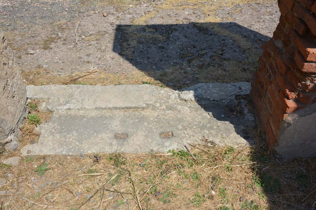 VI.12.5 Pompeii. 14th July 2017. Room 8, looking north across threshold sill into secondary atrium 7.
Foto Annette Haug, ERC Grant 681269 DÉCOR.
