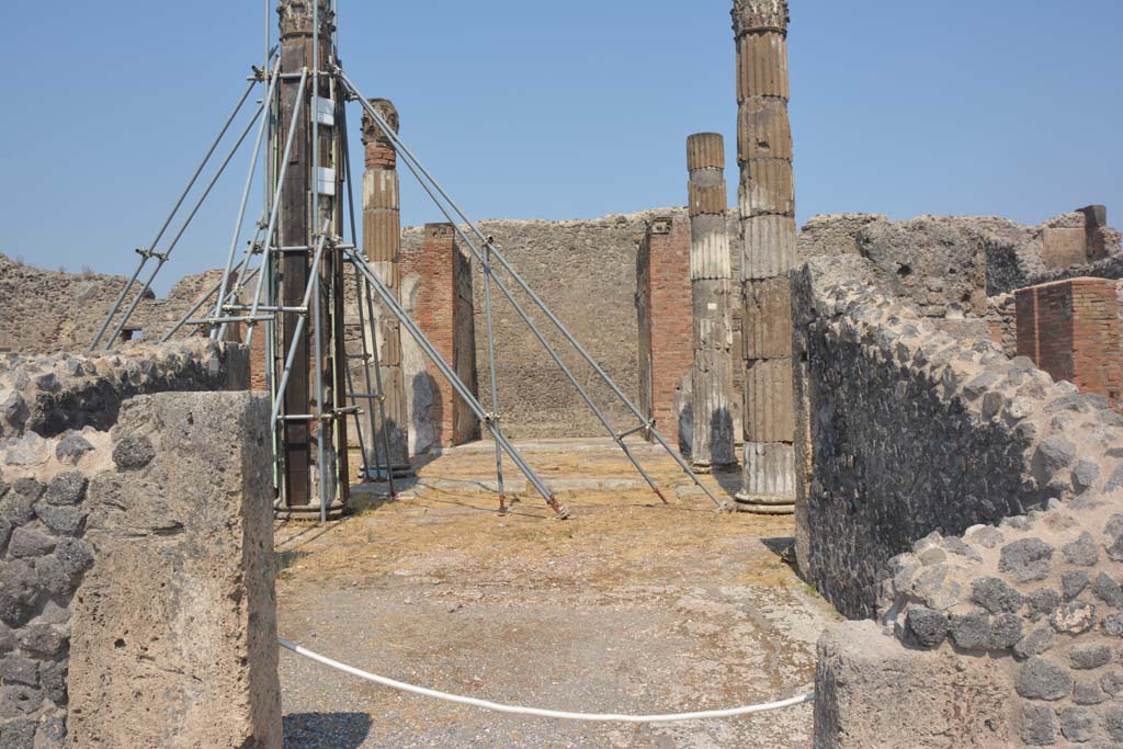 VI.12.5 Pompeii. 19th July 2017. Room 11, looking east through doorway into West Ala, from Primary Atrium of VI.12.2.
Foto Annette Haug, ERC Grant 681269 DÉCOR.
