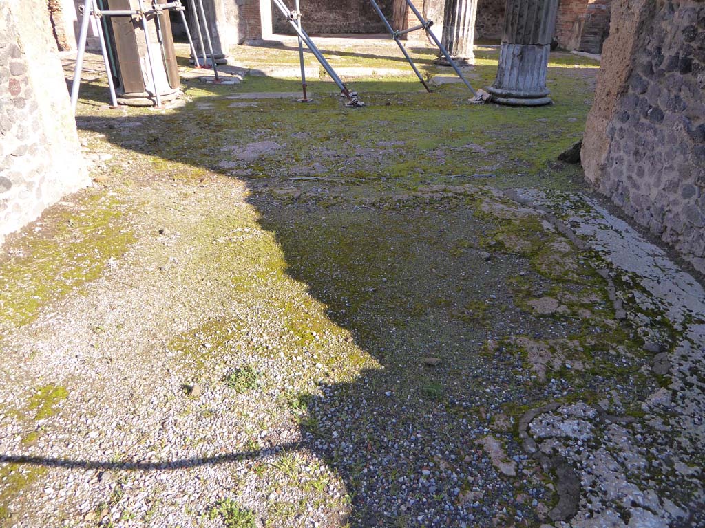 VI.12.5 Pompeii. 4th January 2017. Looking east across flooring in West Ala, room 11.
Foto Annette Haug, ERC Grant 681269 DÉCOR.
