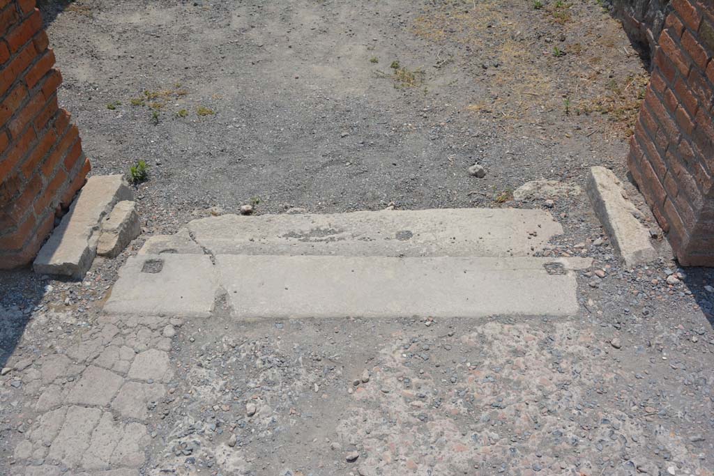 VI.12.5 Pompeii. 15th July 2017. Room 51, looking south across threshold/sill. 
Foto Annette Haug, ERC Grant 681269 DÉCOR.
