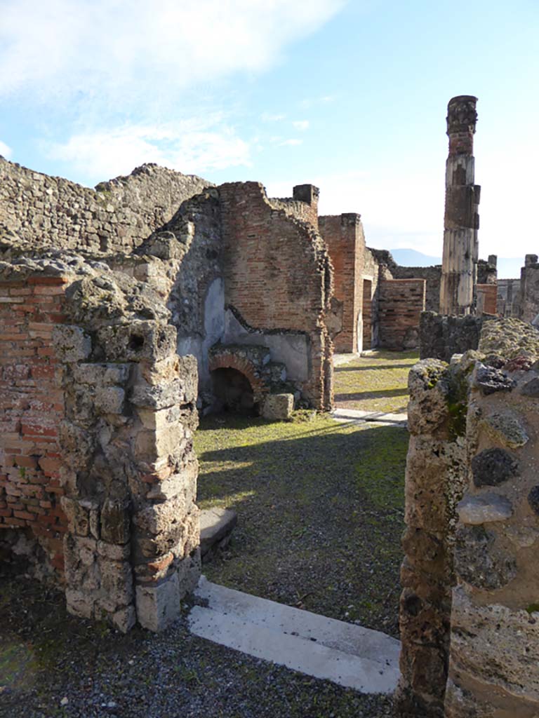 VI.12.5 Pompeii. 4th January 2017. Room 17, looking south-east through doorway from corridor 19.
Foto Annette Haug, ERC Grant 681269 DÉCOR.
