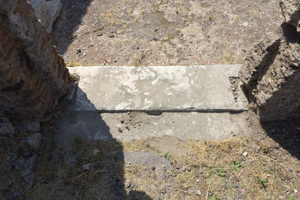 VI.12.5 Pompeii. 14th July 2017. Room 17, looking south across threshold/sill in room, towards Secondary Atrium.
Foto Annette Haug, ERC Grant 681269 DÉCOR.
