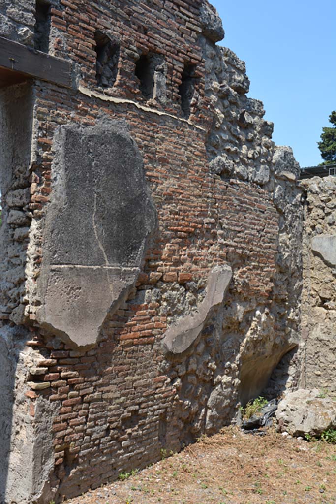 VI.12.5 Pompeii. 14th July 2017. Room 15, looking north along west wall of triclinium. 
Foto Annette Haug, ERC Grant 681269 DÉCOR.

