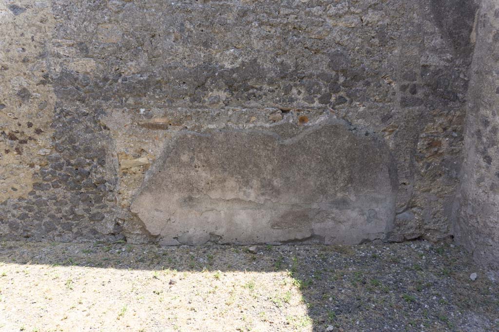 VI.12.5 Pompeii. 14th July 2017. Room 15, east wall in south-east corner of triclinium.  
Foto Annette Haug, ERC Grant 681269 DÉCOR.
