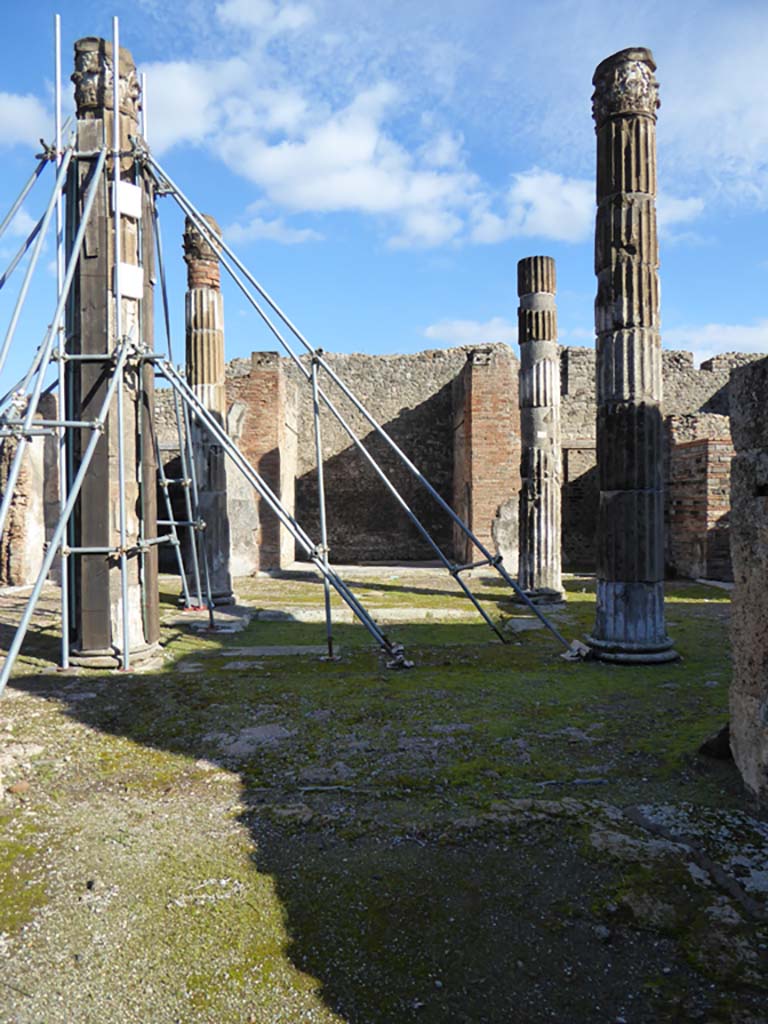 VI.12.5 Pompeii. 4th January 2017. Looking east across impluvium in atrium towards East Ala 14.
Foto Annette Haug, ERC Grant 681269 DÉCOR.


