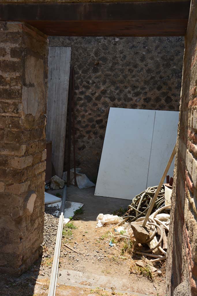 VI.12.5 Pompeii. 14th July 2017. Room 12, looking south through doorway from room 13.
Foto Annette Haug, ERC Grant 681269 DÉCOR.
