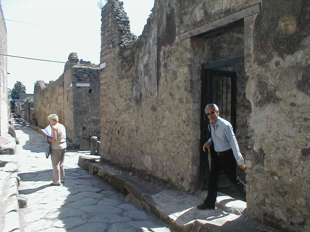 VI.12.7 Pompeii. May 2005. Looking east along Vicolo di Mercurio, and rear entrance, on right.