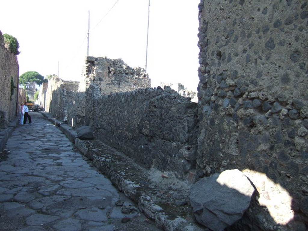 Vicolo del Labirinto looking north, September 2005.        Side wall of  VI.13.1 