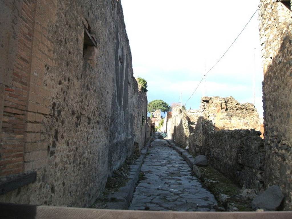 VI.13.1 Shop.  Linked to VI.13.2 

VI.12   Via del Labirinto looking North from Via della Fortuna      VI.13.1