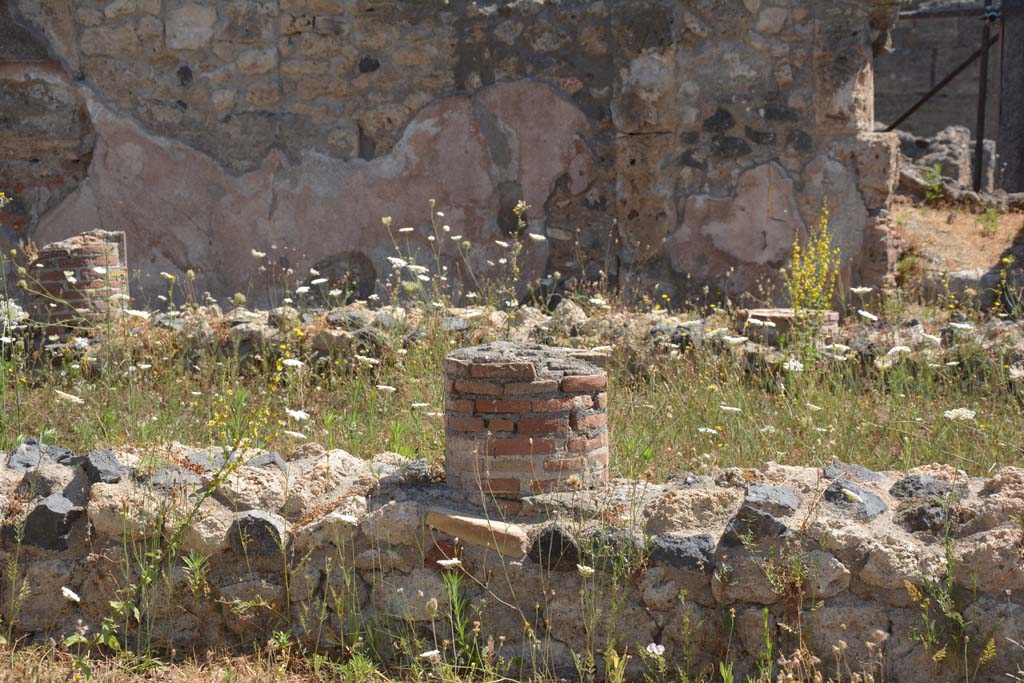 VI.13.2 Pompeii. July 2017. Looking east across peristyle.
Foto Annette Haug, ERC Grant 681269 DÉCOR.
