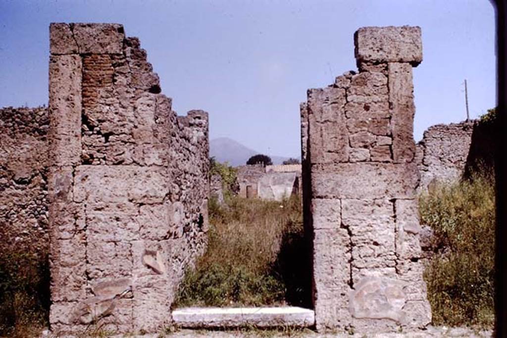 VI.13.2 Pompeii. 1964. Entrance doorway, looking north. Photo by Stanley A. Jashemski.
Source: The Wilhelmina and Stanley A. Jashemski archive in the University of Maryland Library, Special Collections (See collection page) and made available under the Creative Commons Attribution-Non Commercial License v.4. See Licence and use details.
J64f1092
