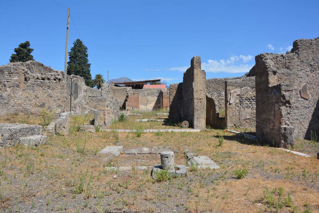 VI.13.2 Pompeii. July 2017. Looking north across impluvium in atrium towards tablinum.
Foto Annette Haug, ERC Grant 681269 DÉCOR.

