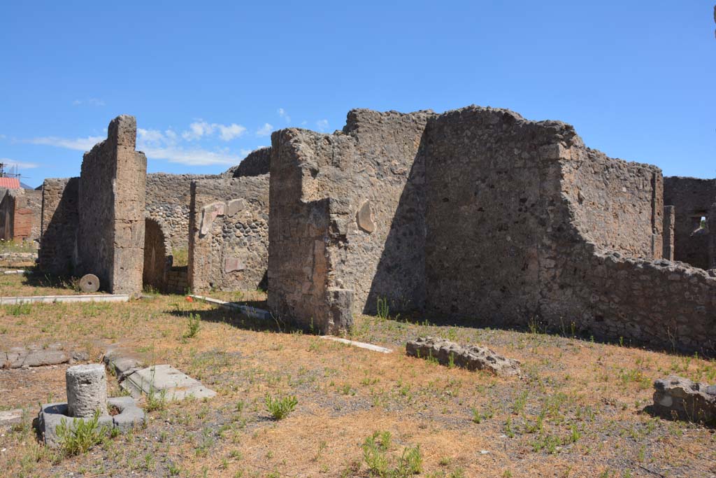 VI.13.2 Pompeii. July 2017. Looking north-east across atrium, towards rooms on east side. 
Foto Annette Haug, ERC Grant 681269 DÉCOR.
