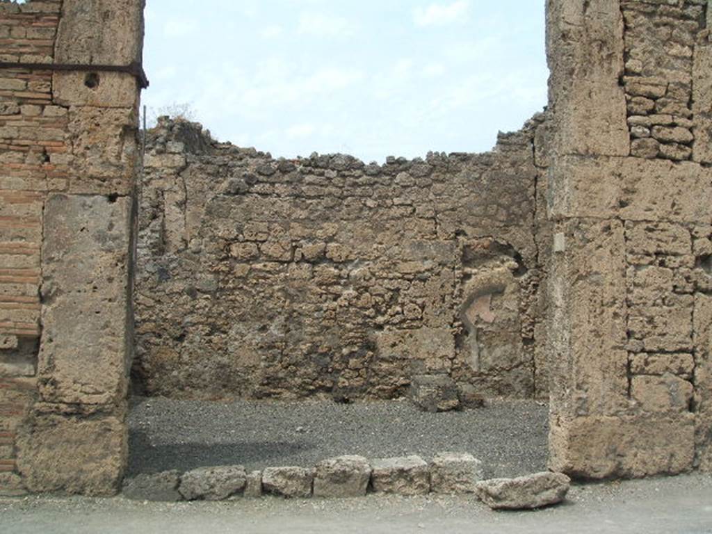 VI.13.5 Pompeii. May 2005. Shop entrance doorway, looking north.