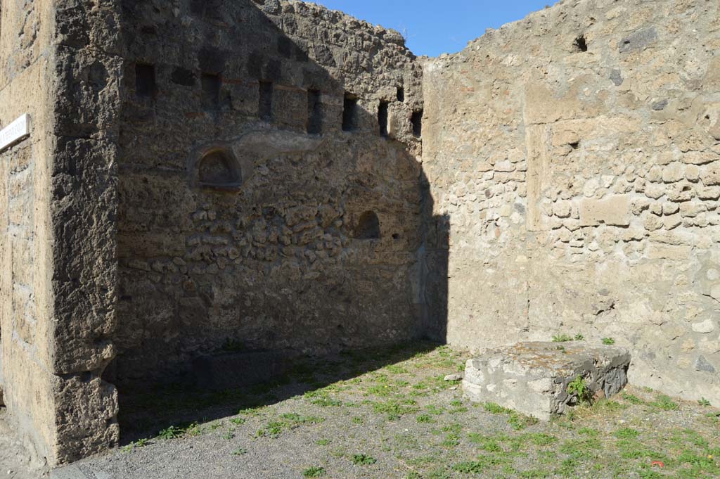 VI.13.7 Pompeii. October 2017. Looking towards west side of shop.
Foto Taylor Lauritsen, ERC Grant 681269 DCOR.
