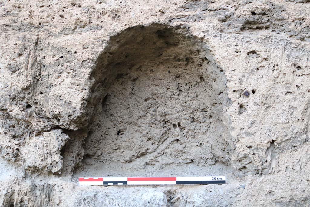 VI.13.7 Pompeii. December 2018. Detail of niche in west wall at north end. Photo courtesy of Aude Durand.