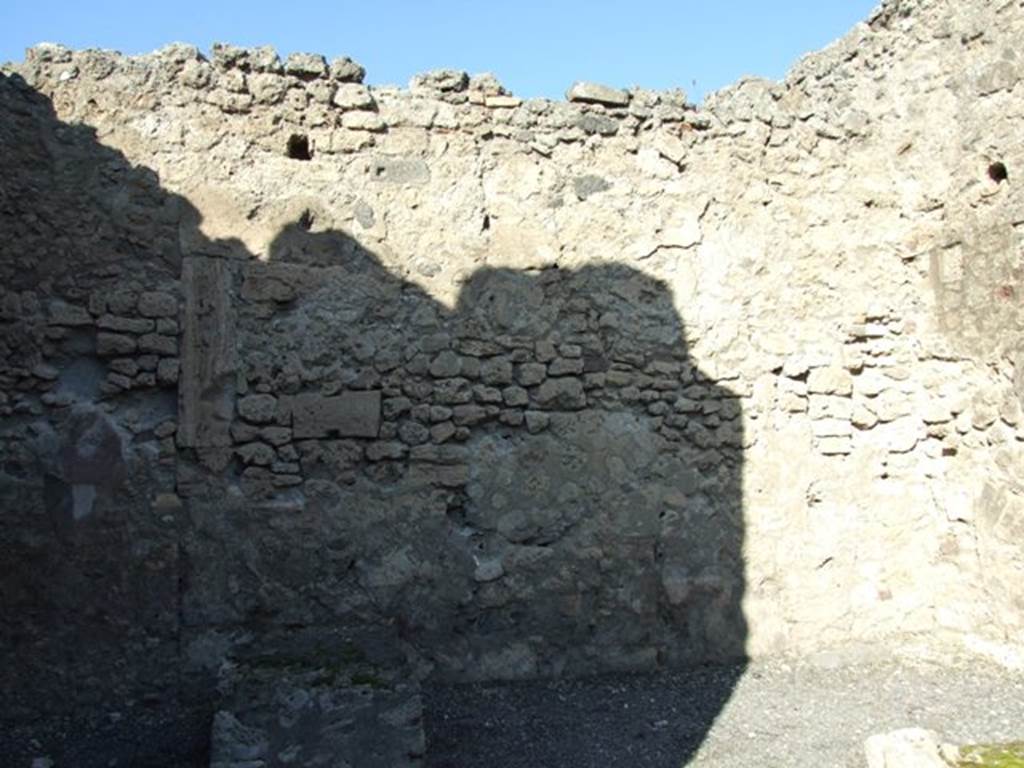 VI.13.7 Pompeii. September 2005. North wall of shop.