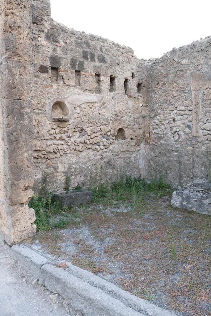 VI.13.7 Pompeii. December 2018. 
Looking west to sill/threshold at front entrance with groove for sliding doors.
Photo courtesy of Aude Durand.