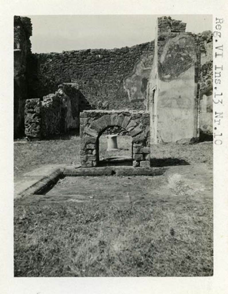 VI.13.10 Pompeii. Pre-1937-39. Looking west across impluvium in atrium towards the masonry table support.
Photo courtesy of American Academy in Rome, Photographic Archive. Warsher collection no. 1786a.
According to PPM –
“The impluvium was also accompanied by a marble table resting on a masonry support decorated with mosaics and shells on the front face and painted on the side ones with plants and fruits.”
See Carratelli, G. P., 1990-2003. Pompei: Pitture e Mosaici. V. (5). Roma: Istituto della enciclopedia italiana, p. 175.

