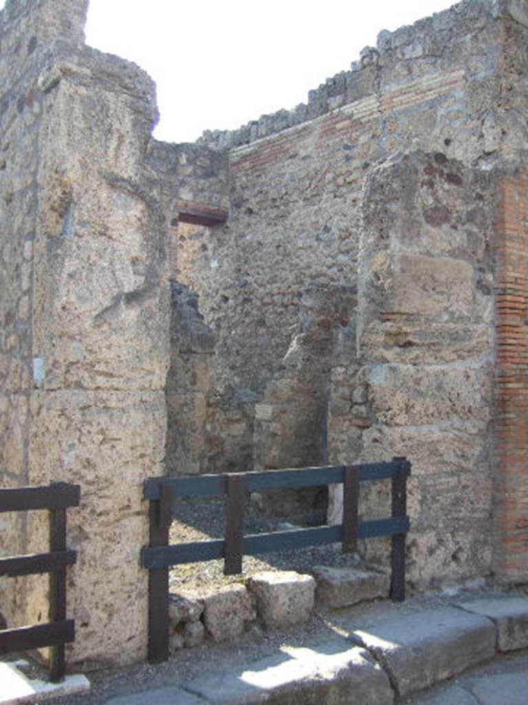 VI.13.11 Pompeii. September 2005. Entrance doorway.

