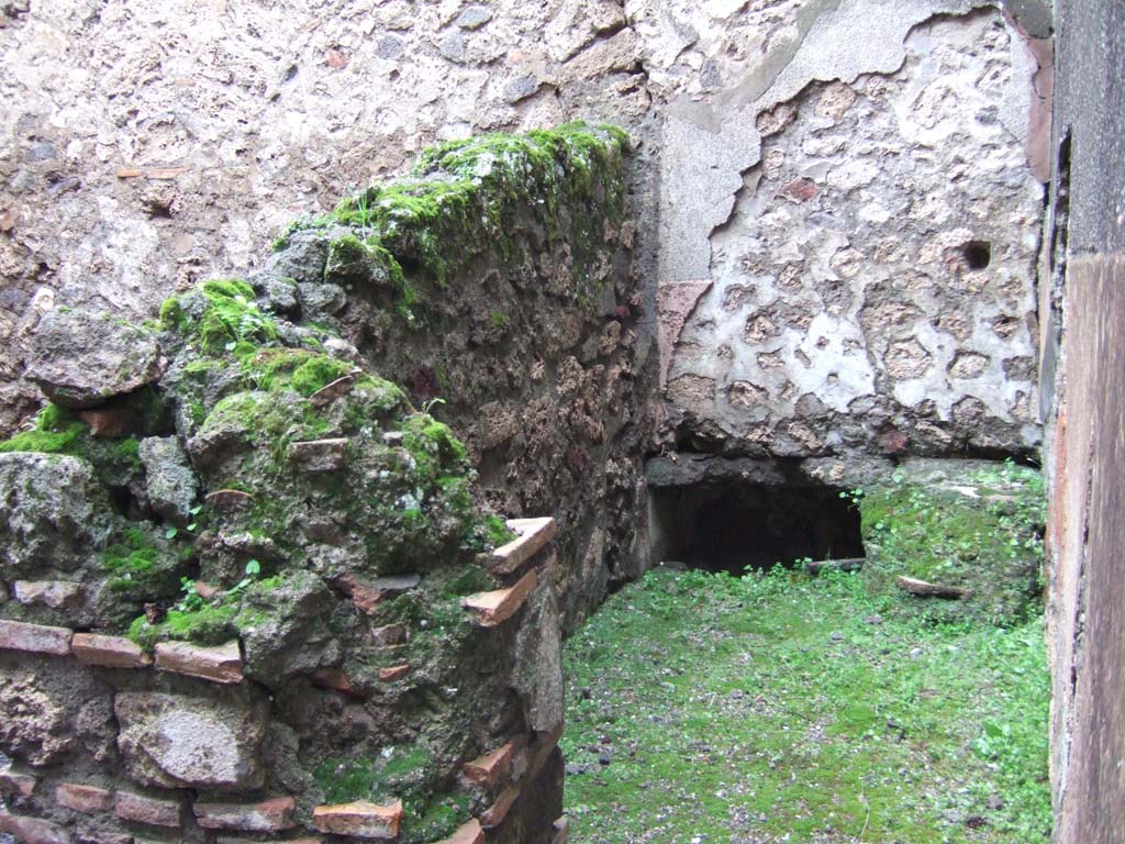 VI.13.12 Pompeii. December 2005. Doorway to latrine, on west side of entrance doorway. Looking north.