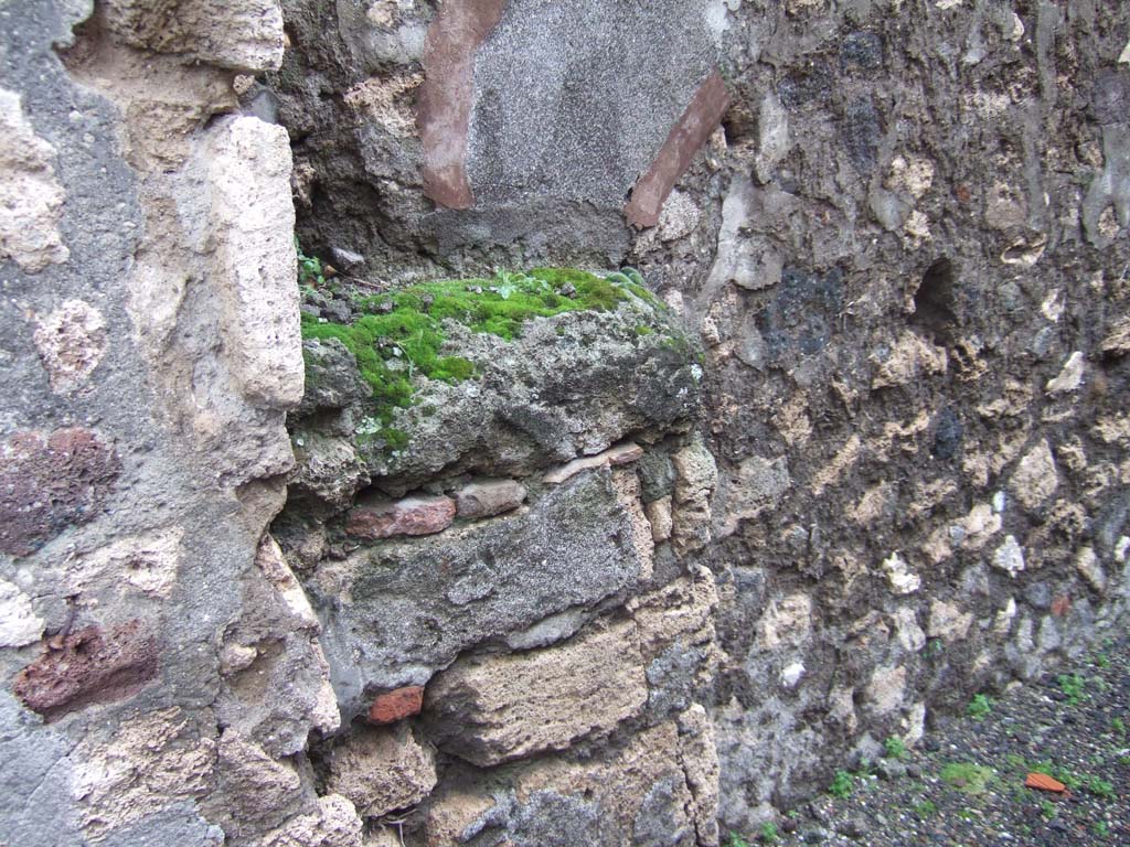 VI.13.12 Pompeii. December 2005. East end of south wall of kitchen area, near entrance doorway.