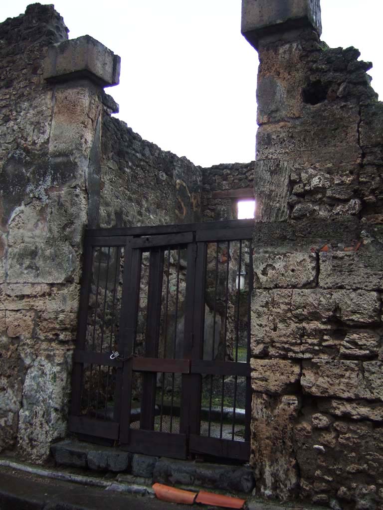 VI.13.13 Pompeii. December 2005. Entrance doorway, looking west.