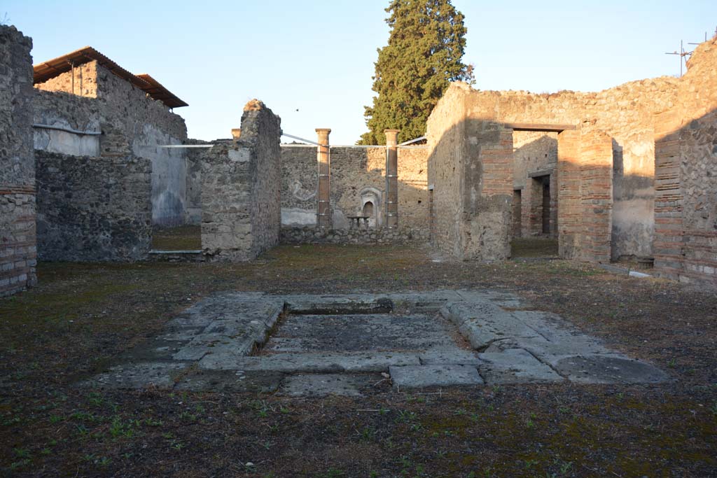 VI.13.13 Pompeii. October 2019. Looking west across impluvium in atrium, from entrance doorway.
Foto Annette Haug, ERC Grant 681269 DÉCOR.
