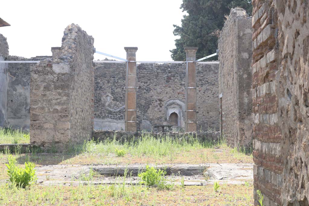 VI.13.13 Pompeii. December 2018. Looking west across impluvium in atrium, from entrance doorway. Photo courtesy of Aude Durand.