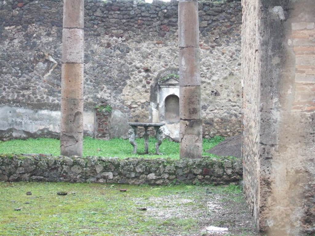 VI.13.13 Pompeii. December 2004. Looking west from north side of tablinum to peristyle and garden.