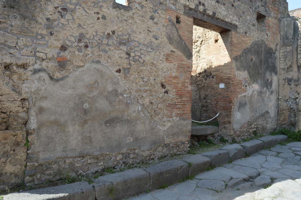 VI.13.16 Pompeii. March 2019. Looking north-west towards entrance doorway.  
Foto Taylor Lauritsen, ERC Grant 681269 DÉCOR.
