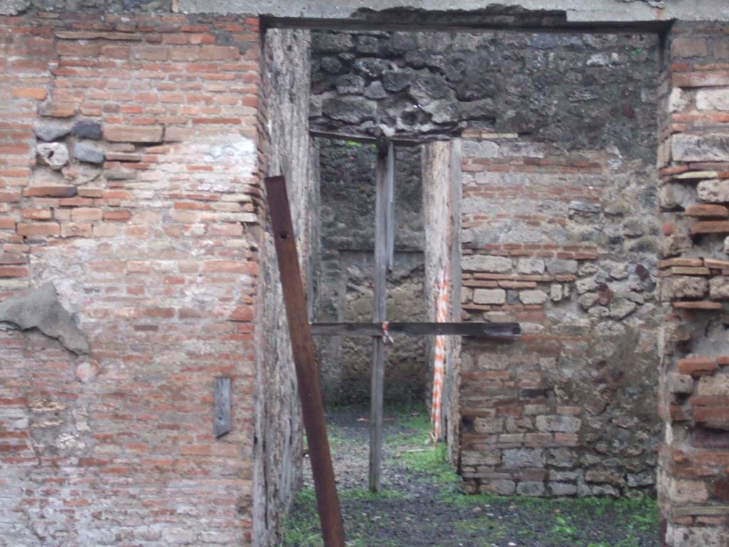 VI.13.16 Pompeii. December 2005. 
Looking west through room towards doorway to garden area, and passageway leading towards VI.13.17.
