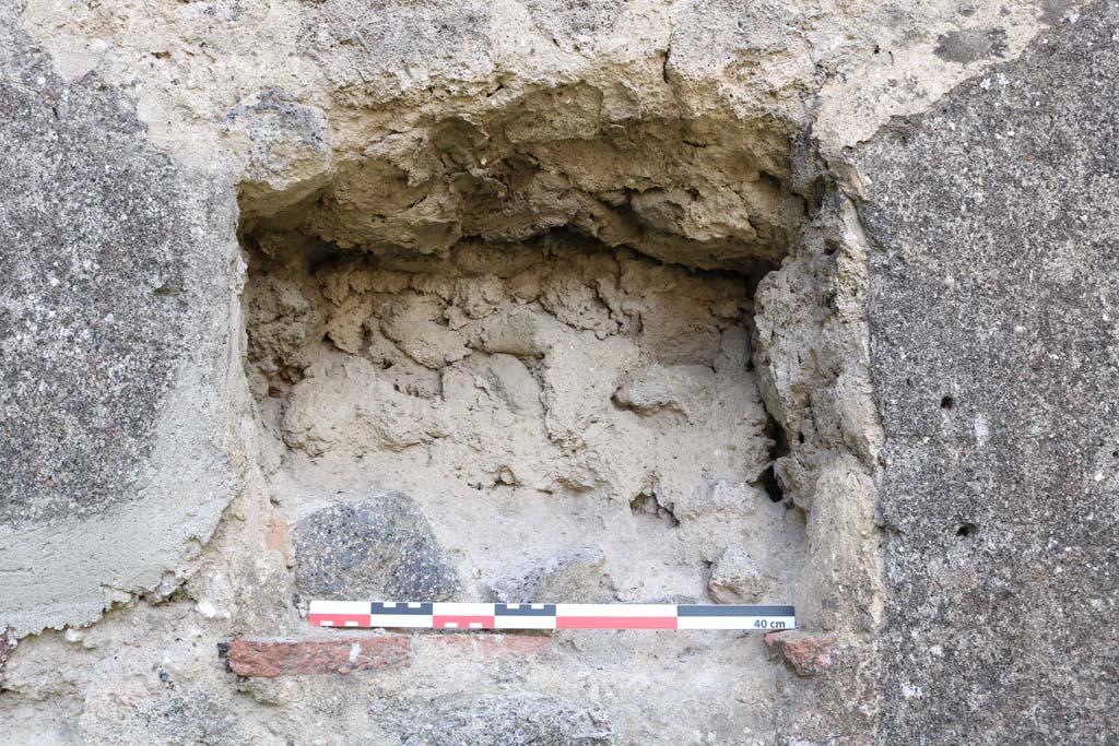 VI.13.16 Pompeii. December 2018. Detail of niche in west wall of garden area. Photo courtesy of Aude Durand.