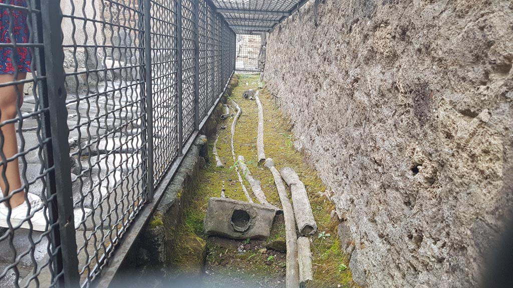 VI.13.16 Pompeii. August 2023. Looking east along Vicolo di Mercurio, and rear north wall of VI.13.16. Photo courtesy of Maribel Velasco