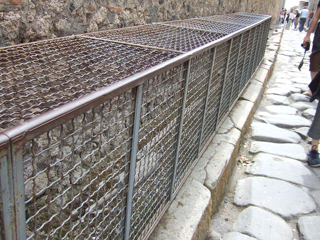 VI.13.6 Pompeii. May 2006. Lead pipes on back wall of VI.13.16 on Vicolo di Mercurio, looking west.  