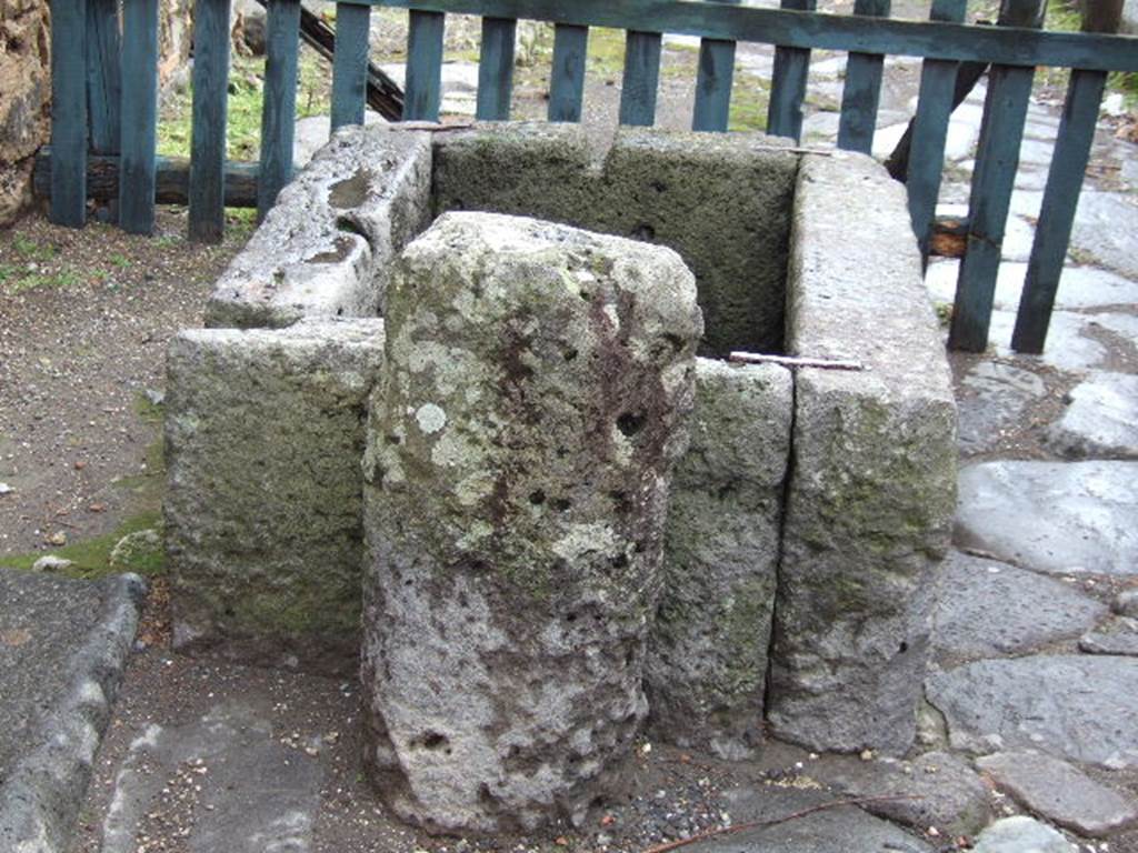 Fountain outside VI.13.17, Pompeii. December 2005.