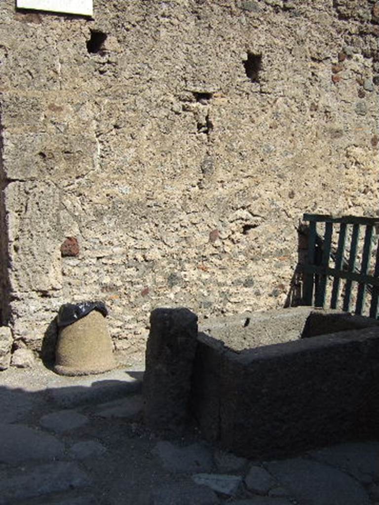 Fountain outside VI.13.17, Pompeii. May 2006.