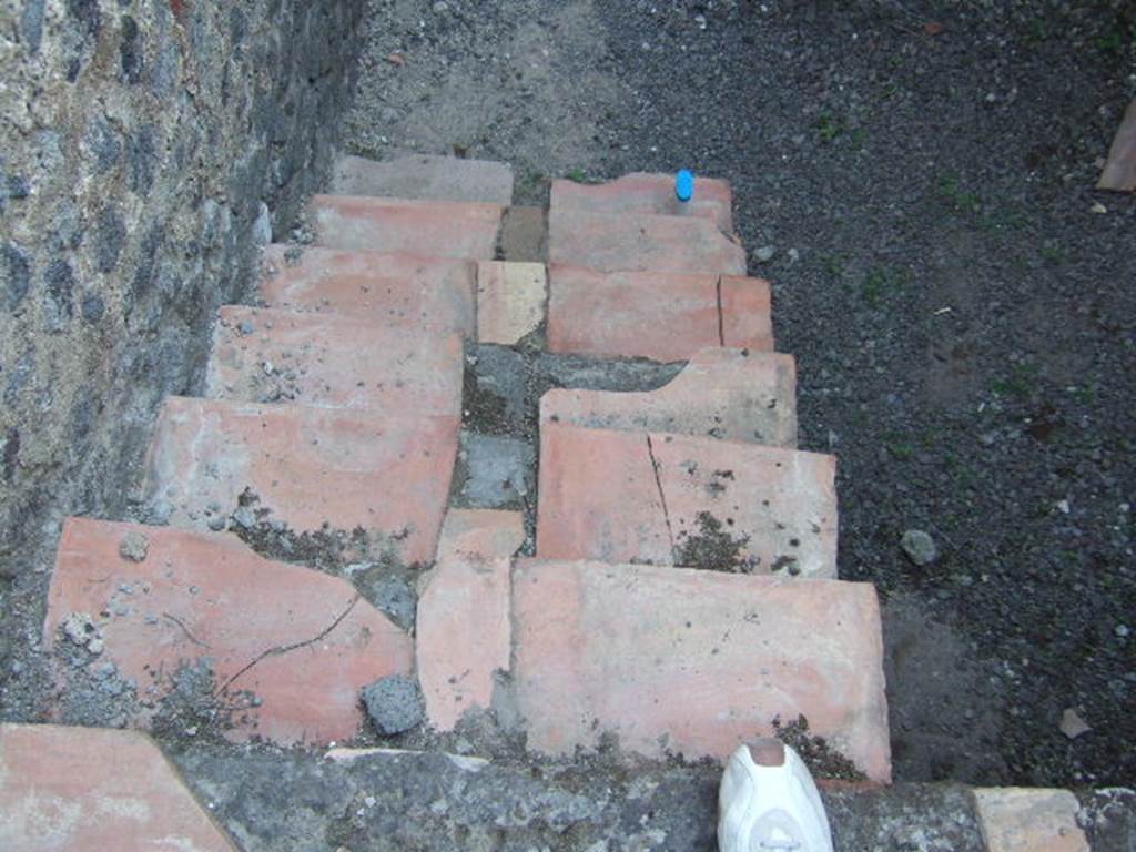 VI.13.17 Pompeii. September 2005. Looking down from top of stairs.