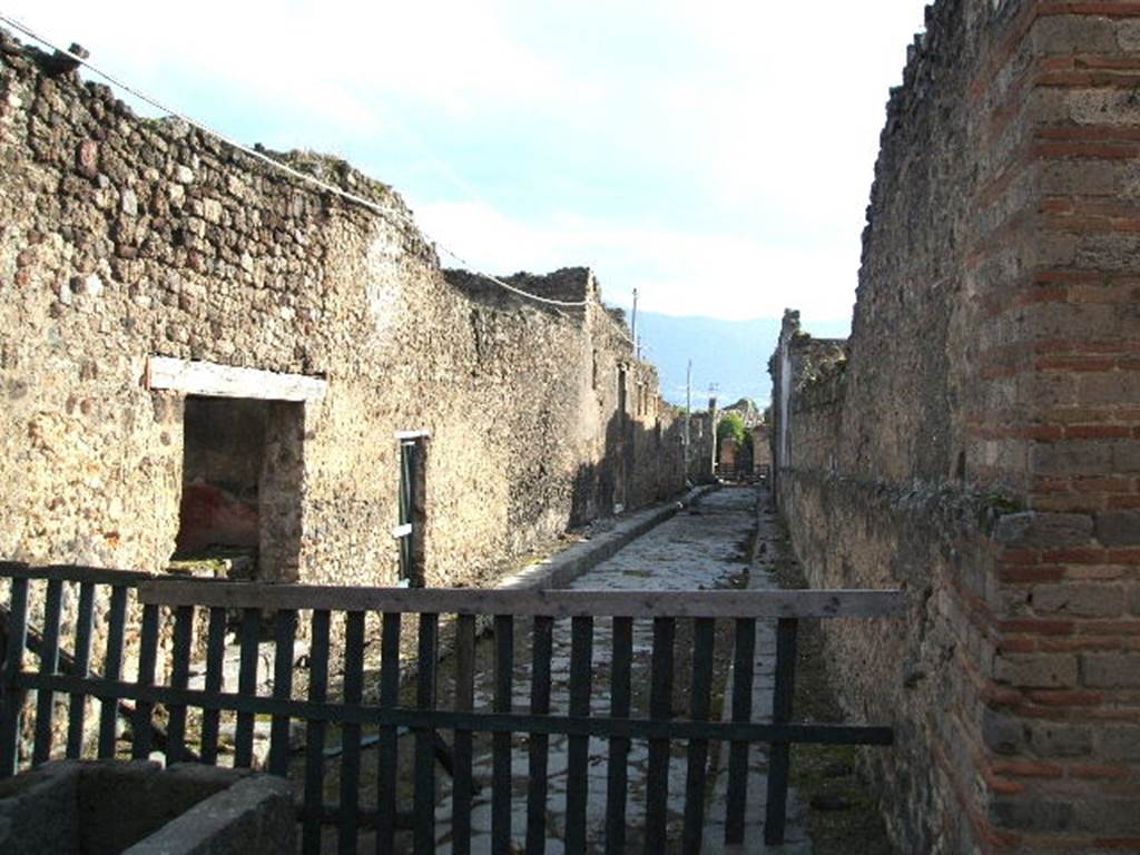 VI.13.17 Pompeii. December 2004. Vicolo del Labirinto looking south.  VI.12 

